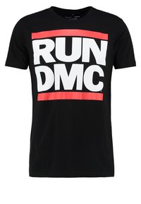 Černé bavlněné tričko s krátkým rukávem, na kterém je výrazný bílý text "RUN DMC" a červený rámeček pod textem.