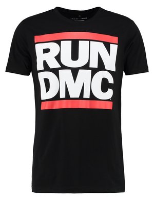 Črna bombažna majica s kratkimi rokavi, ki prikazuje pogumno belo besedilo "RUN DMC" in rdeč okvir pod besedilom.