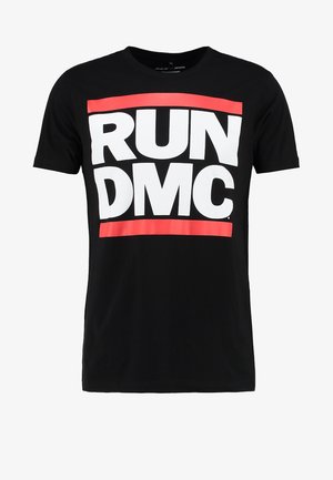 Must musta särk lühikeste varrukatega, millel on julge valge tekst "RUN DMC" ja punane aktsentkarp teksti all.