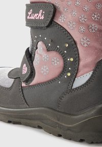 Szare i różowe zimowe buty z serduszkowym wzorem, w śnieżynki, dekoracyjnymi ćwiekami i rzepem. Miękka tekstylna cholewka i gumowa podeszwa.
