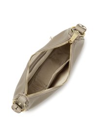Clutch bag in pelle grigia con zip superiore, hardware dorato e tasca interna. Texture morbida con una finitura liscia.