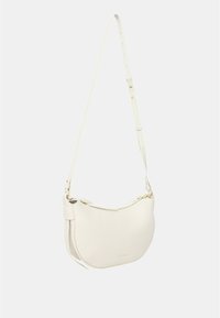 Borsa a spalla in pelle bianca con forma curva, tracolla regolabile, dettagli in oro e chiusura superiore con zip. Texture liscia, design minimal.