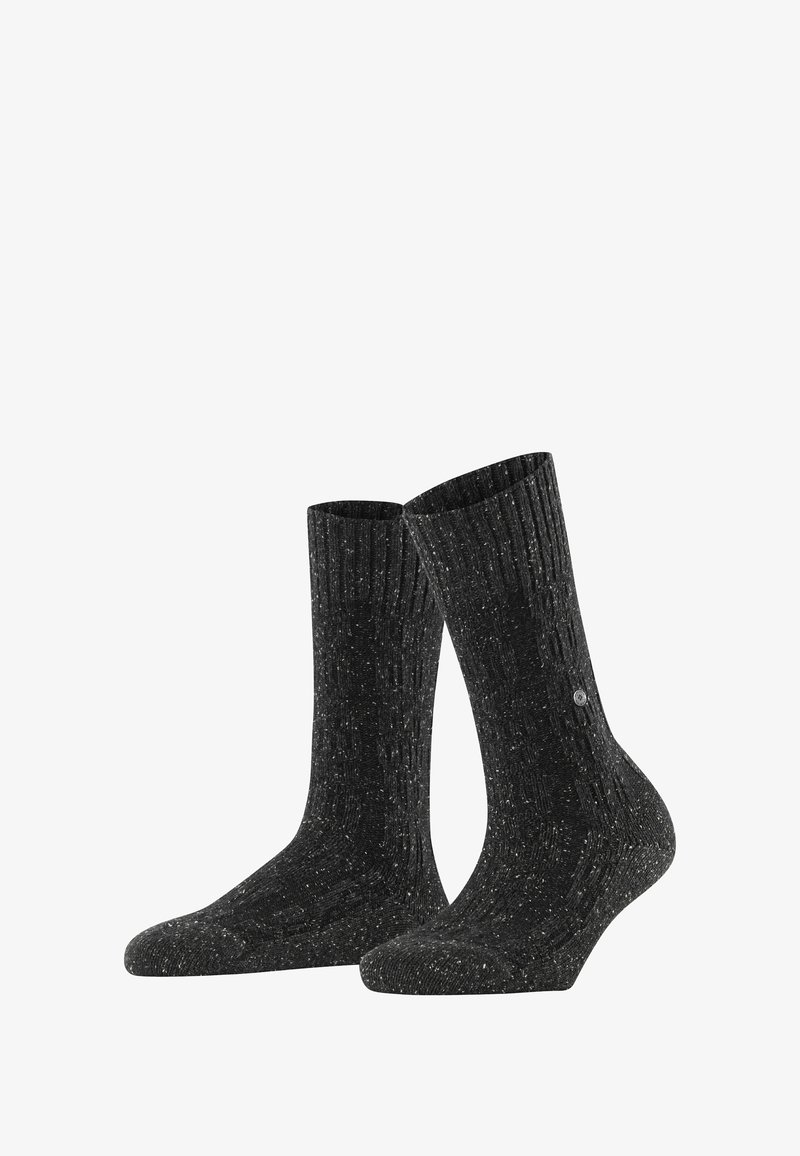 Ciemnoszare skarpetki prążkowane o splocie z drobnymi wzorami i logiem. Charakteryzują się wygodnym, średniej długości krojem.