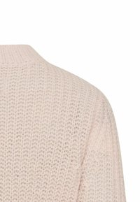 Hellrosa gestrickter Pullover mit einem gerippten Ausschnitt und strukturierter Stoffqualität. Das Rückendesign zeigt ein lockeres Strickmuster.