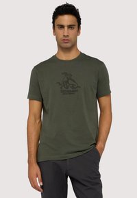 Olivově zelené bavlněné tričko s tmavým potiskem grafiky dvou chrty a názvu značky "TRUSSARDI" pod nimi. Krátké rukávy, kulatý výstřih.