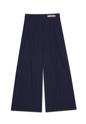Tmavomodré široké nohavice s bielymi tenkými pruhmi a malou červeno-bielou štítkom na páse.