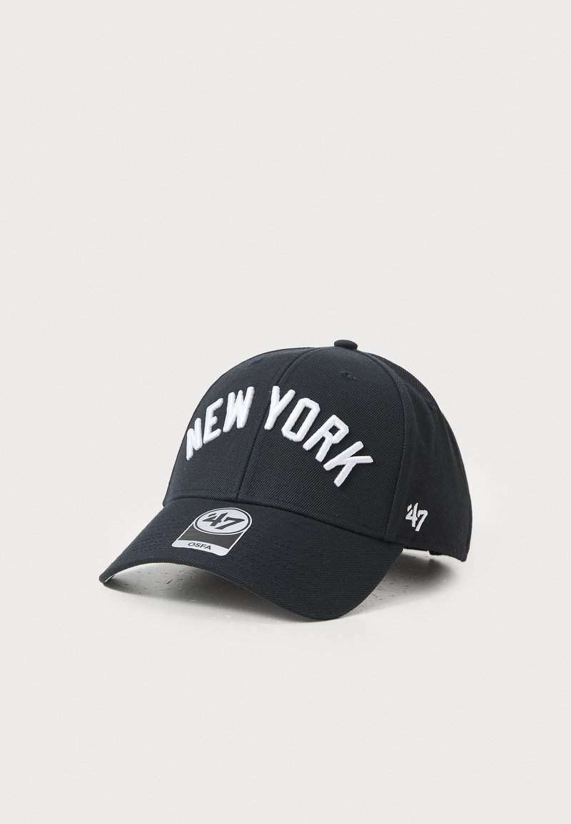 Boné de beisebol preto com o bordado "NEW YORK" em branco, apresentando uma aba curva e uma etiqueta de logotipo. O material é algodão ou tecido semelhante.