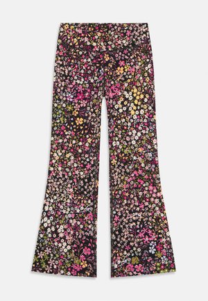 Pantaloni evazați dintr-un material moale, de culoare neagră, cu un model floral multicolor ce include flori roz, galbene și albe.