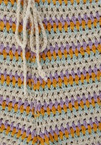 Tessuto all'uncinetto multicolore con strisce di filato arancione, viola e azzurro chiaro. Completato con lacci color crema.