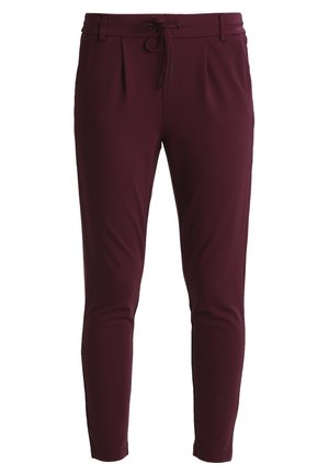 Pantalons bourgogne fuselés avec taille à cordon, plis devant et tissu lisse et extensible. Pas de poches visibles.