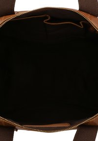 Borsa a spalla in pelle marrone con una grande apertura con zip. L'interno è in tessuto marrone scuro, senza scomparti o motivi visibili.