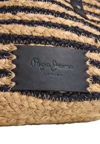 Geflochtene Strohtasche mit schwarzen und natürlichen Streifen; verfügt über ein strukturiertes, dunkles Lederlogo-Patch mit der Aufschrift "Pepe Jeans London."