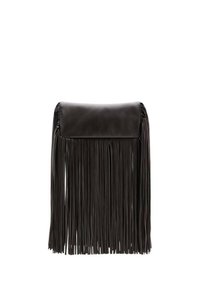 Pochette en cuir noir avec franges longues et verticales. Texture lisse, forme rectangulaire, fermeture à rabat en haut. Design minimaliste.