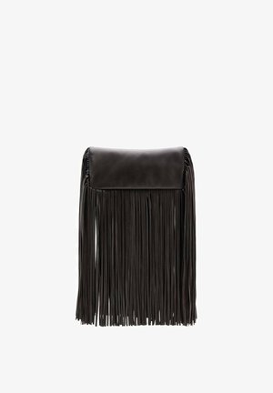 Bolso de mano de cuero negro con flecos largos y verticales. Textura suave, forma rectangular, cierre de solapa en la parte superior. Diseño minimalista.