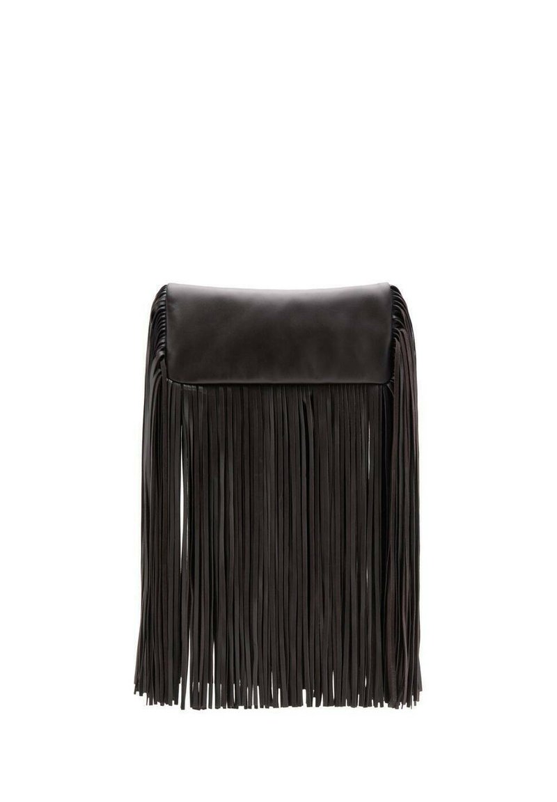 Pochette en cuir noir avec franges longues et verticales. Texture lisse, forme rectangulaire, fermeture à rabat en haut. Design minimaliste.