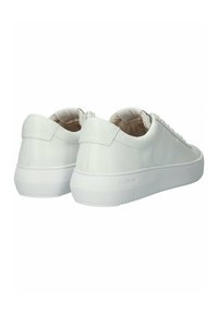 Białe skórzane trampki niskie o gładkiej fakturze, zaokrąglonym nosku i białej gumowej podeszwie. Charakteryzują się minimalnym przeszyciem i logo na pięcie.