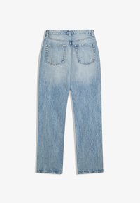 Lichtblauwe denim jeans met een rechte pijp, voorzien van twee achterzakken en een lichte vervaging op de dijen en het zitvlak.