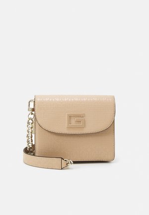 Beige crossbody taske i imiteret læder med præget logomønster, en fold-over klap og guldfarvet beslag. Justerbar kæderem med læderdetaljer.