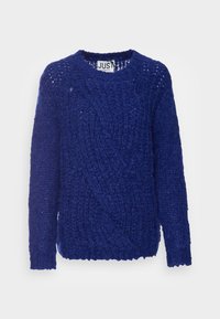 Modrý pletený svetr s texturovaným vzorem, kulatým výstřihem, dlouhými rukávy a volným střihem. Štítek nese nápis "JUST FEMALE."