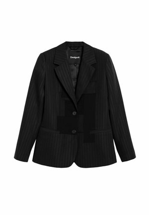 Sacou dungi negre cu rever cu crestătură, închidere cu un singur nasture și un design asimetric cu petice în față.