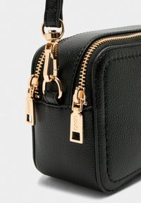 Borsa in pelle nera con texture, dotata di zip e accessori in tonalità oro, di forma rettangolare, con doppie chiusure a zip e una tracolla corta.