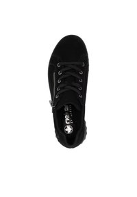 Schwarze Wildleder-Sneaker mit traditionellem Schnürdesign, seitlichem Reißverschluss und strukturiertem Sohlen. Das Innere verfügt über ein Logo und eine gepolsterte Innensohle.