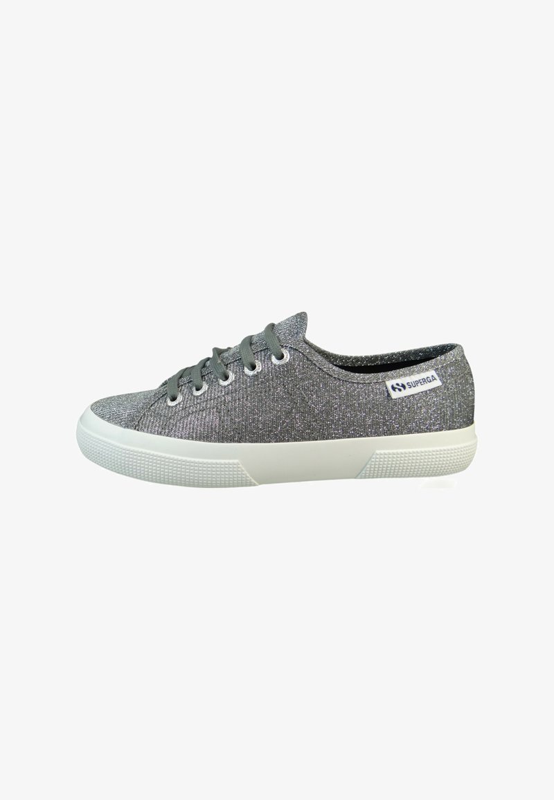 Szare, teksturowane sneakersy z błyszczącym wykończeniem, białą gumową podeszwą, okrągłym noskiem i szarymi sznurówkami. Posiadają małą metkę z logo po boku.