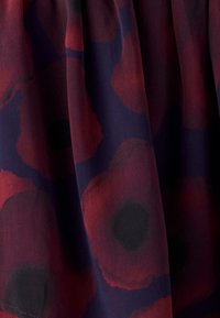 Zijde sjaal met een donkerblauwe achtergrond en grote rode klaproos bloemenpatronen met zwarte centra, een gladde textuur en vloeiend ontwerp.
