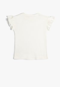 Hvid bomulds t-shirt med korte, volangærmer og rund halsudskæring. Glat tekstur med tætsiddende pasform og uden grafiske designs.
