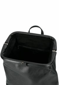 Zwarte leren tas met een gestructureerde afwerking, voorzien van een ritssluiting en een klein binnenzakje. De binnenkant is gevoerd met zwarte stof.