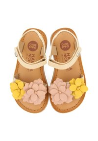 Sandali in pelle color cuoio con una fascia dorata, caratterizzati da grandi decorazioni floreali rosa e gialle sul frontale. Logo circolare sulla soletta.