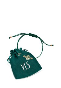 Zielona zamszowa sakiewka ze sznurkiem, na której widnieje napis "TAK" w białym kolorze, z złotymi akcentami i ozdobnym charms'em na pasującej zielonej bransoletce.