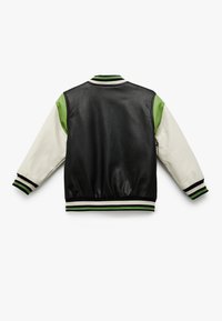 Chaqueta de cuero negra con mangas verdes y blancas, puños y cinturilla acanalados a rayas, textura suave y bloqueo de colores contrastantes.