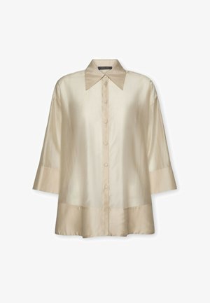 Beżowa satynowa bluzka z ostrym kołnierzem, guzikiem z przodu, rękawami trzyczęściowymi i lekko rozkloszowanym dołem.
