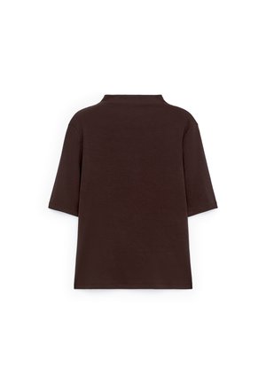 Braunes Baumwoll-T-Shirt mit legerer Passform, kurzen Ärmeln, hohem Kragen und glatter Textur. Die Rückansicht zeigt ein schlichtes Design.