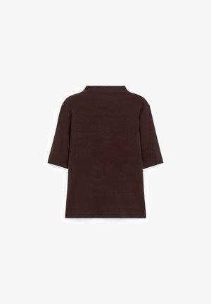 Braunes Baumwoll-T-Shirt mit legerer Passform, kurzen Ärmeln, hohem Kragen und glatter Textur. Die Rückansicht zeigt ein schlichtes Design.