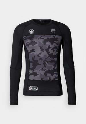Camisola de compressão preta de manga comprida com painel frontal em padrão camuflado, mangas texturizadas e detalhes com logótipo nos ombros.