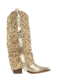 Bota vaquera de punta dorada con tacón ancho, cubierta de lentejuelas doradas y detalle de tira metálica a lo largo del cañón.
