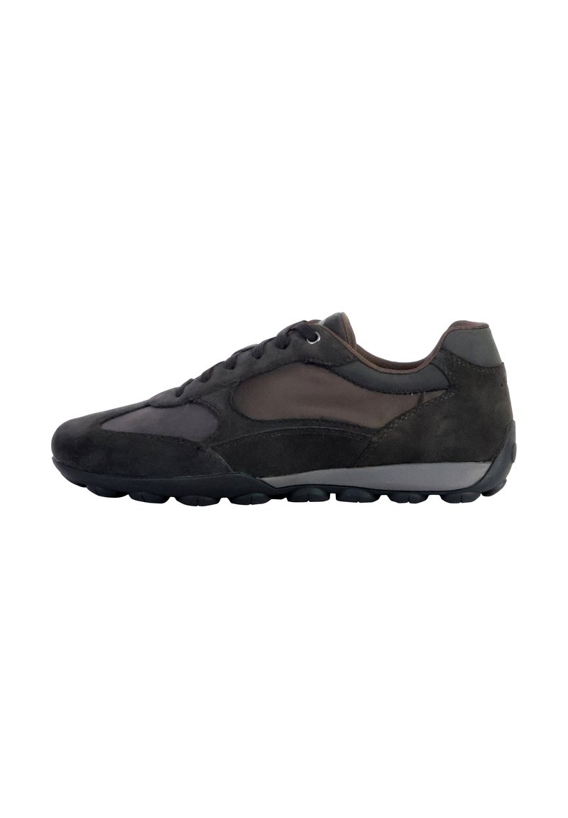 Scarpe sportive nere con una combinazione di suede e tessuto, caratterizzate da un design elegante, punta arrotondata e suola in gomma per una migliore aderenza.