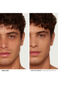 La photo montre une comparaison côte à côte d'un visage masculin avant et après l'application du fond de teint. À gauche, la texture de la peau est visible ; à droite, le visage apparaît plus lisse et avec un teint plus uniforme.