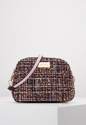 Vævet håndtaske med et multifarvet tekstureret design i lilla og guld nuancer, med en pink skulderrem og en metallisk logo-accents.