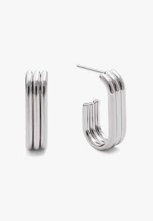 Orecchini a cerchio in argento con un design a tripla fascia e finitura lucida. Gli orecchini hanno una texture liscia e una forma affusolata.
