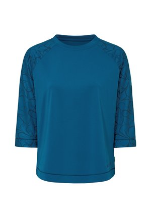 Camicia blu a maniche tre quarti con motivo astratto scuro sulle maniche e fronte tinta unita, collo girocollo.