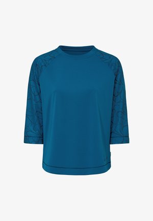 Camicia blu a maniche tre quarti con motivo astratto scuro sulle maniche e fronte tinta unita, collo girocollo.