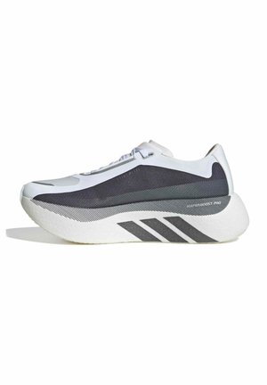 Witte en zwarte moderne hardloopschoen met dikke zool, mesh bovenwerk en drie zwarte strepen aan de zijkant tegen een witte achtergrond.