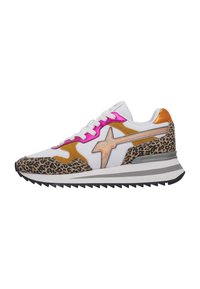 Sneaker con tomaia in pelle bianca, accenti rosa e oro, punta in stampa leopardata e suola rigata bianca e nera. Presenta una chiusura con lacci.