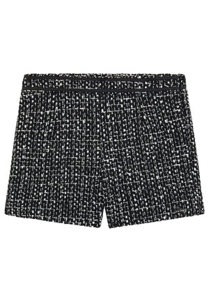 Bermuda in tweed bianco e nero con motivo testurizzato, dotata di una cintura nera e due tasche frontali. Design sartoriale, a taglio dritto.