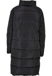Cappotto imbottito nero con colletto alto, maniche lunghe e pannelli cuciti. Il materiale è liscio con una finitura lucida.