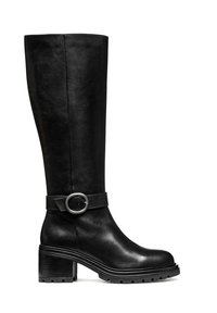 Stivale nero in pelle fino al ginocchio con tacco spesso, punta rotonda, e cinturino decorativo con fibbia argentata intorno alla caviglia.
