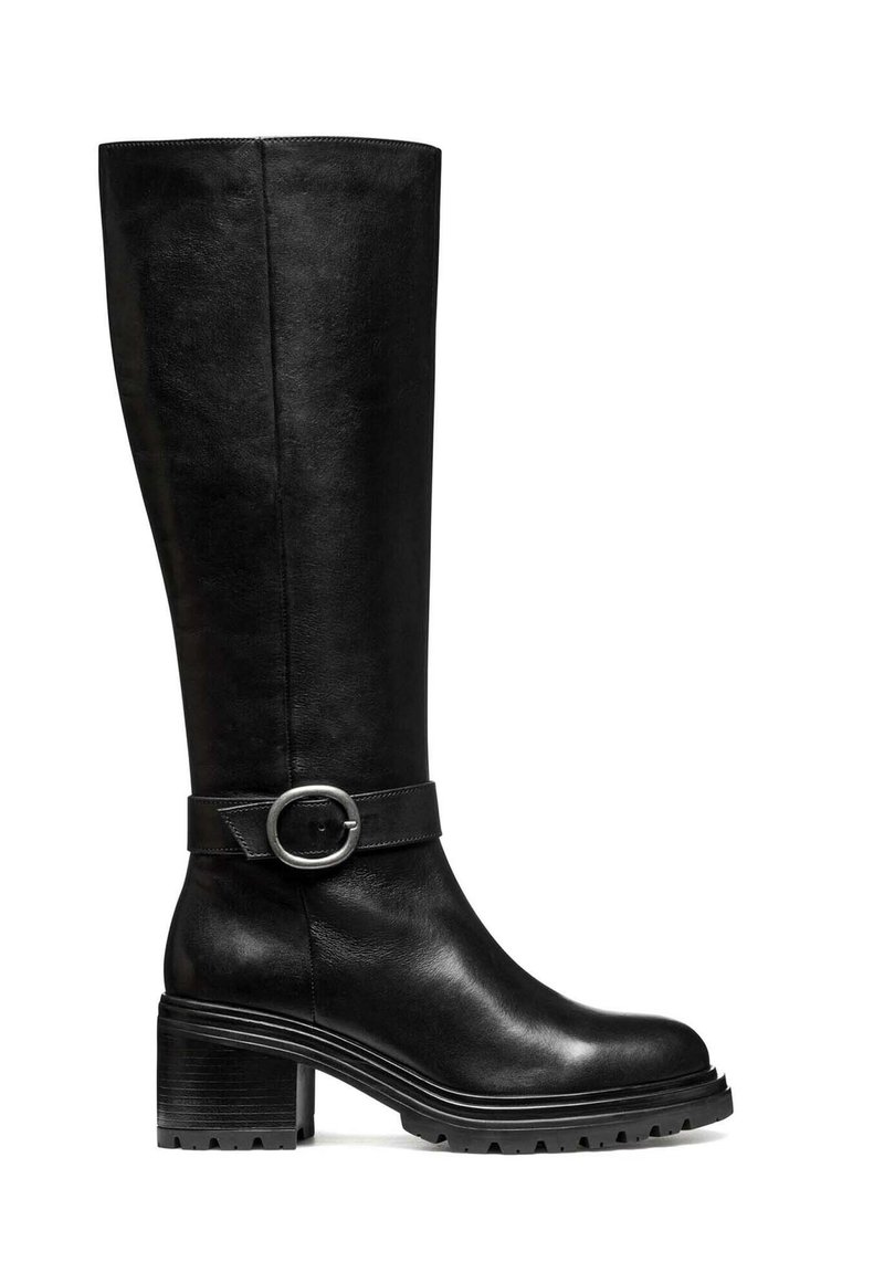 Stivale nero in pelle fino al ginocchio con tacco spesso, punta rotonda, e cinturino decorativo con fibbia argentata intorno alla caviglia.